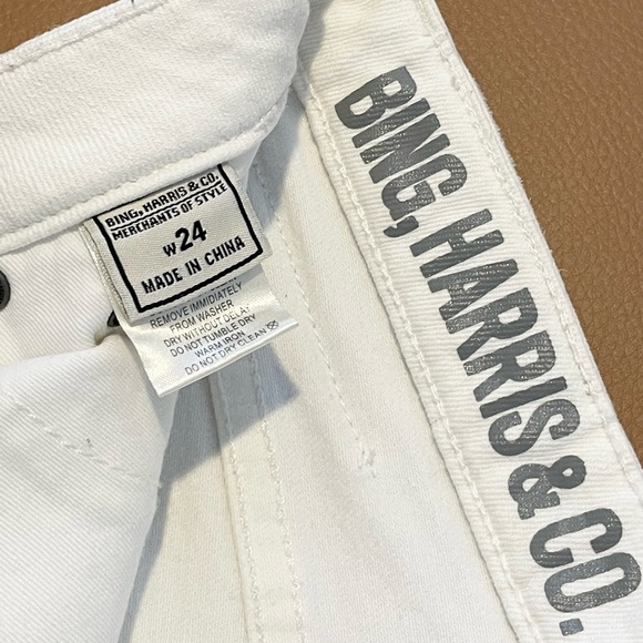 Woman White Distressed Jean Shorts. Size 23 W. - Picture 5 of 6